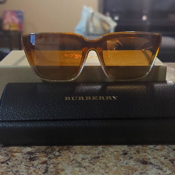 Burberry sunglasses - Picture 4 of 6